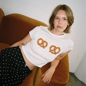 Lisa Says Gah Alex Tee in Pretzels